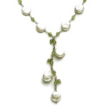 White coin pearl and peridot cabochon beads[540]